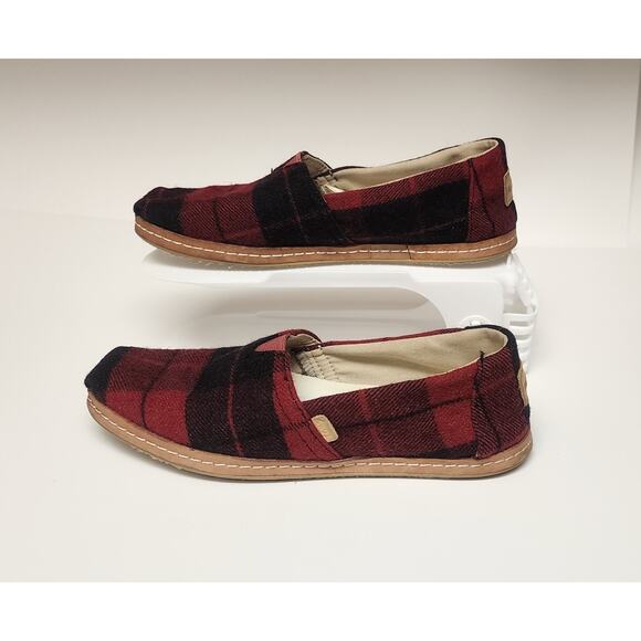 TOMS WOMEN'S CLASSIC SLIP-ON SHOES IN RED PLAID SIZE 6 - Picture 2 of 8